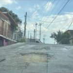 Vecinos exigen reparación de bache olvidado por SAPASNIR en Col. Vicente Guerrero