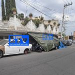 Ocupan banqueta como taller mecánico obligando a peatones a caminar por la calle: La Colmena